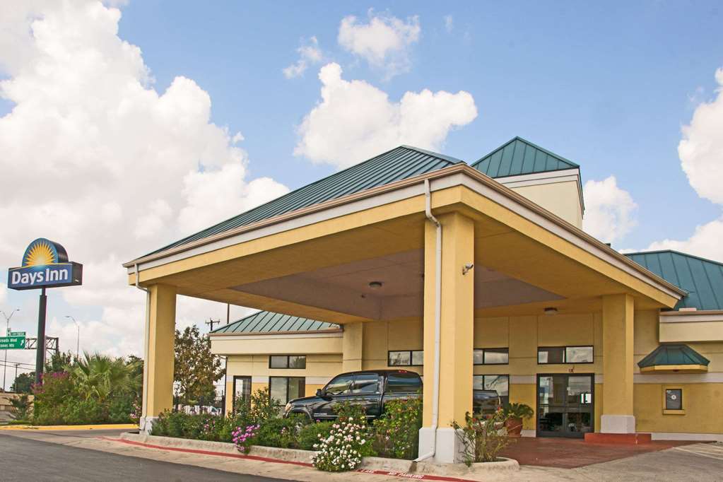 Days Inn by Wyndham Central San Antonio NW Medical Center - photo 3
