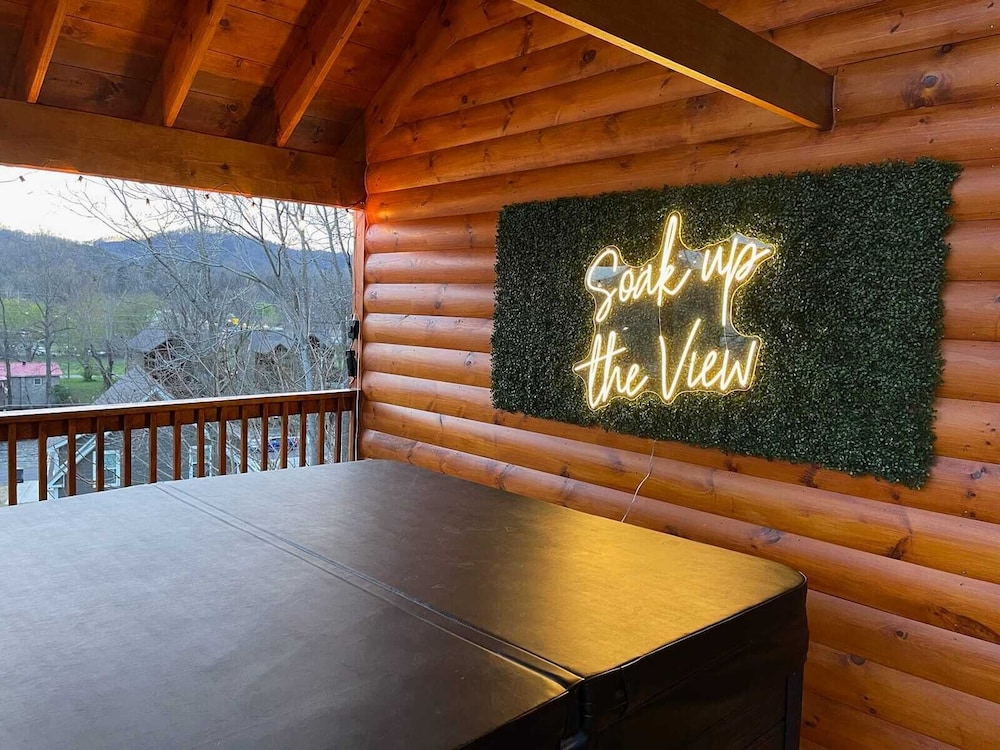 Parkway Paradise w Private Hot Tub - photo 34