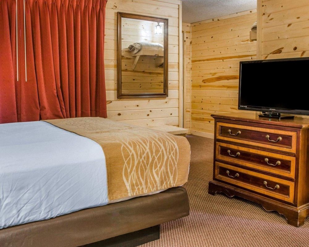 Econo Lodge Mackinaw City - photo 14
