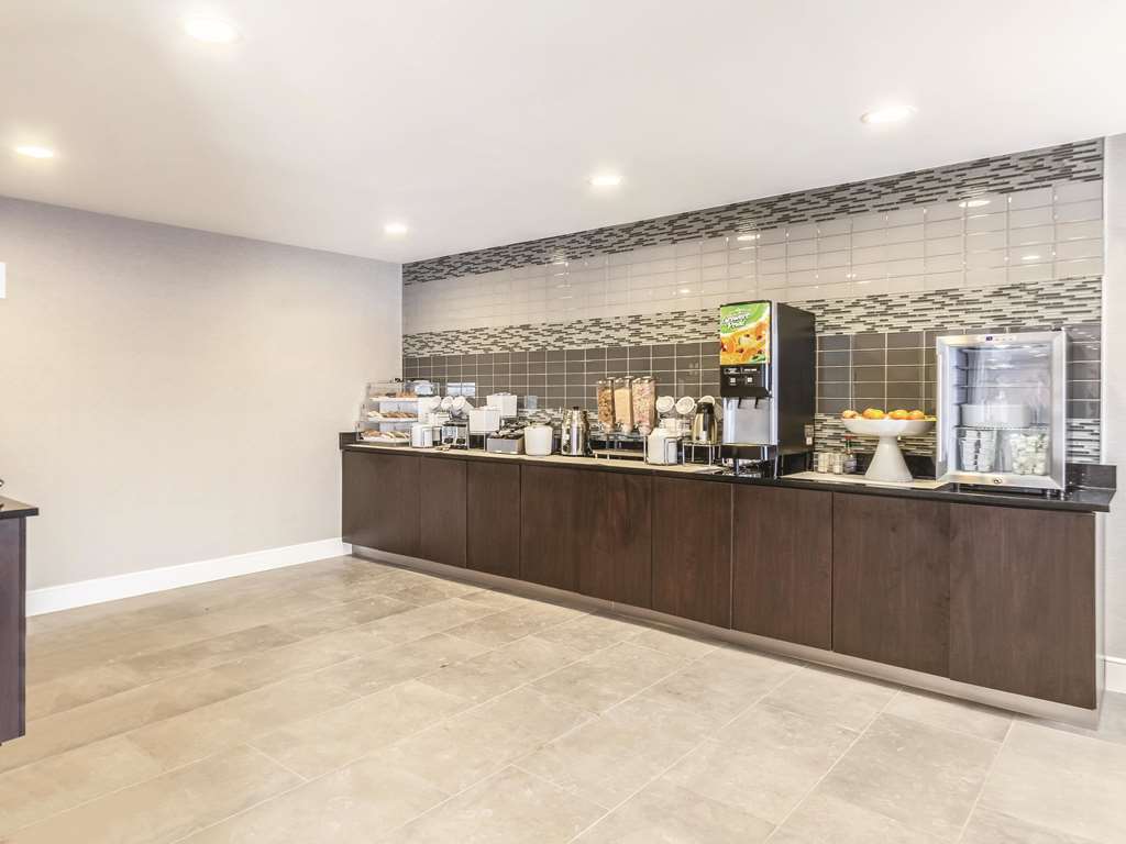 La Quinta Inn & Suites by Wyndham Cleveland Airport North - photo 40