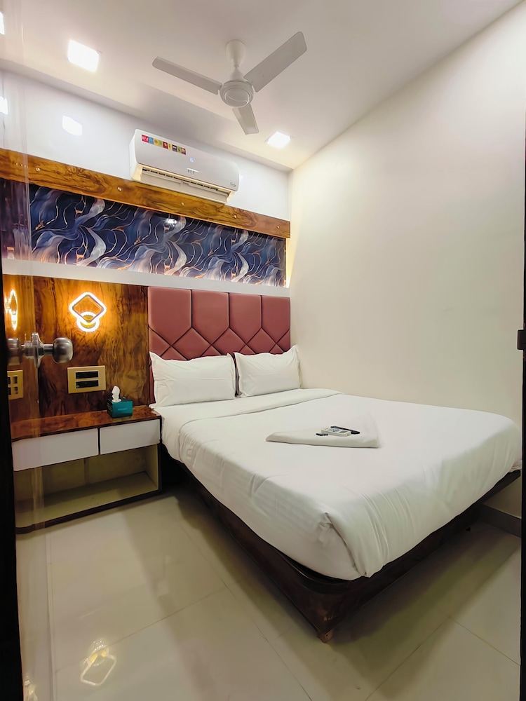 Hotel M R Stay — hotel near Chhatrapati Shivaji Maharaj International Airport