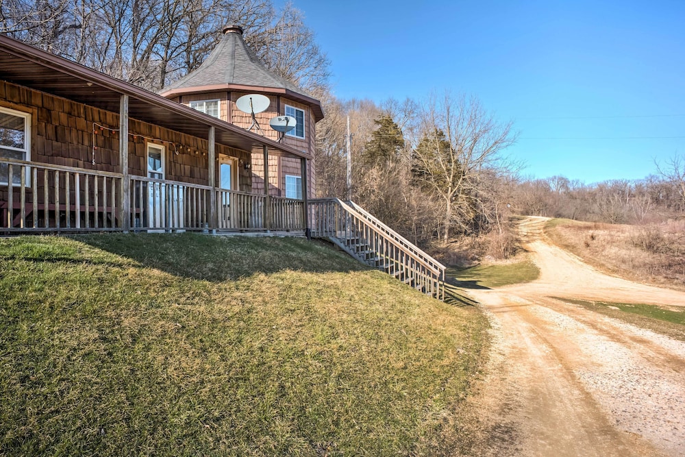 Rustic Iowa Cabin 10 Mi to Maquoketa Caves — 4-Star Luxury Hotel in Bellevue, United States