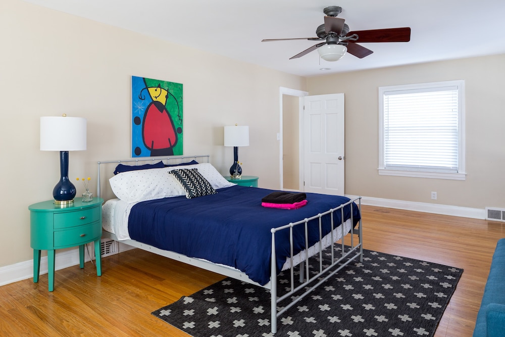 Spacious 6BR 2.5 Bath in Highlands - photo 7