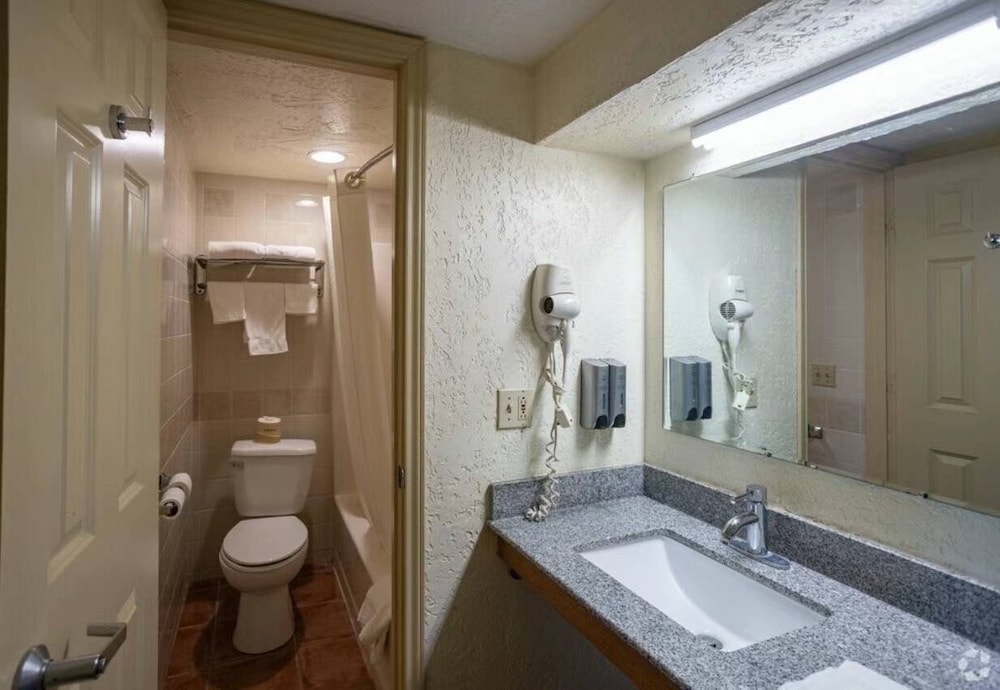 Econo Lodge - photo 8