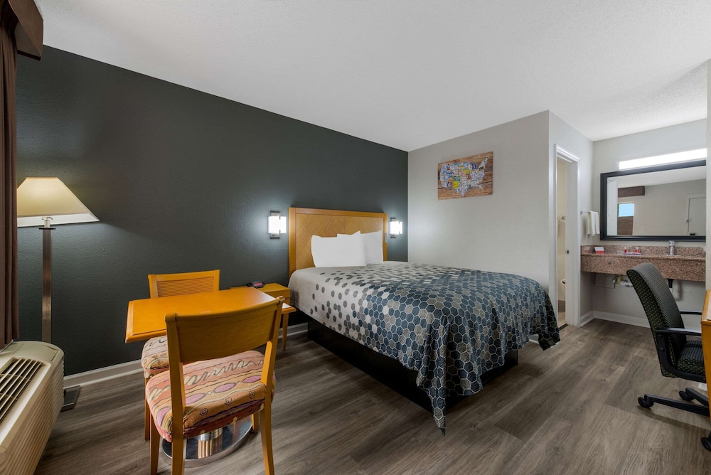 Econo Lodge Cheraw Market Street - photo 20