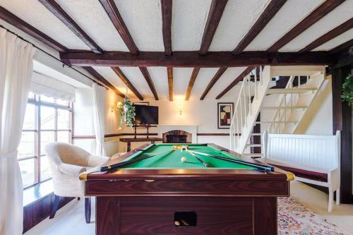 Spacious 5BR Home w Game Room — 4-Star Luxury Hotel in Ruthin, United Kingdom