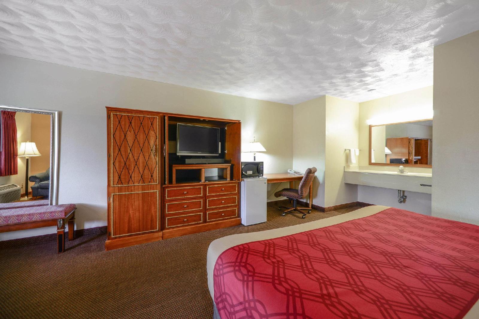 Econo Lodge Inn & Suites - photo 9
