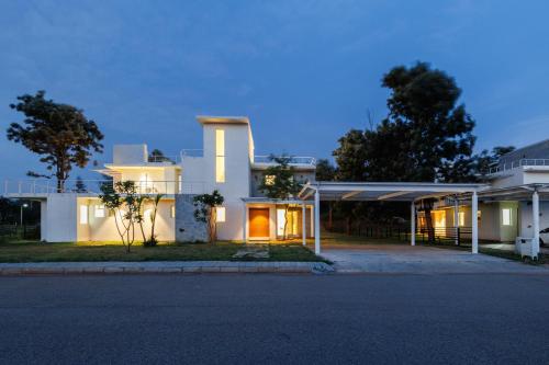 Golfing Twins Villa by StayJadeGardenRetreat8BHK — Hosur — photo 4