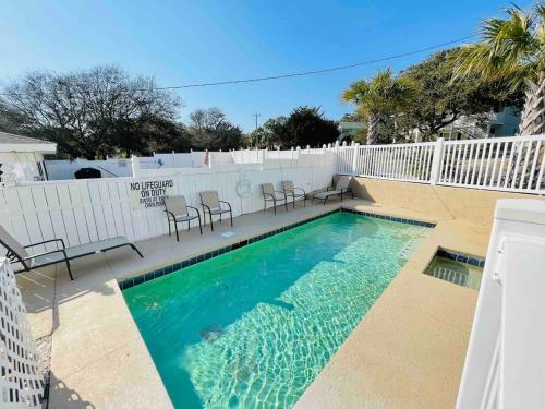 Bright cheerful duplex with a pool A in Myrtle Beach, United States