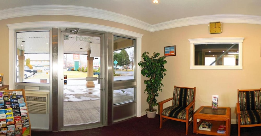 Intown Inn & Suites — Merritt — photo 3