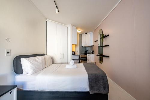 Flamingo 108: Modern Apt with Balcony
