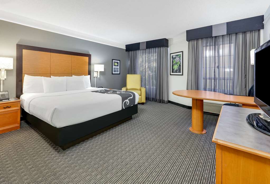 La Quinta Inn & Suites by Wyndham Dallas Addison Galleria - photo 18