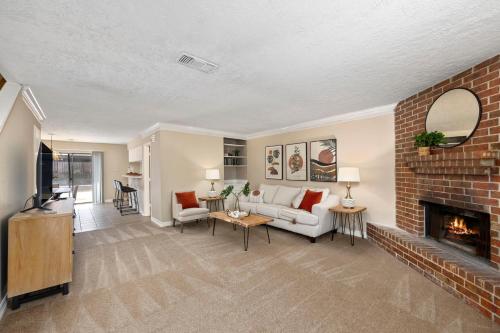 Modern Montrose Townhome Sleeps 10 Walk to Dining & Downtown in Houston, United States