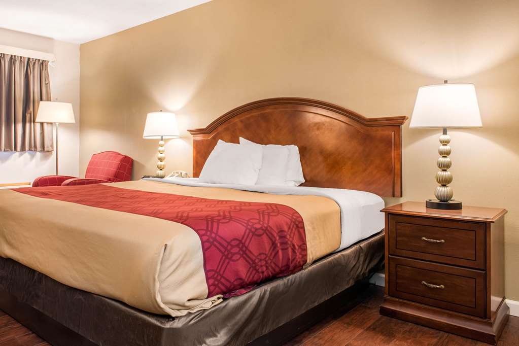 Econo Lodge Holland Toledo - photo 18