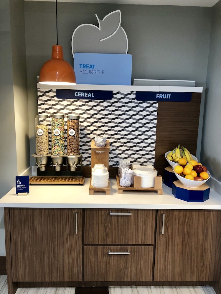 Holiday Inn Express and Suites Houston Westchase Westheimer by IHG - photo 73