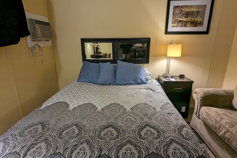 Colonial Inn Extended Stay By OYO New Ulm - photo 4