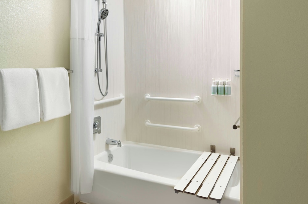 Courtyard By Marriott Hartford Windsor Airport - photo 11