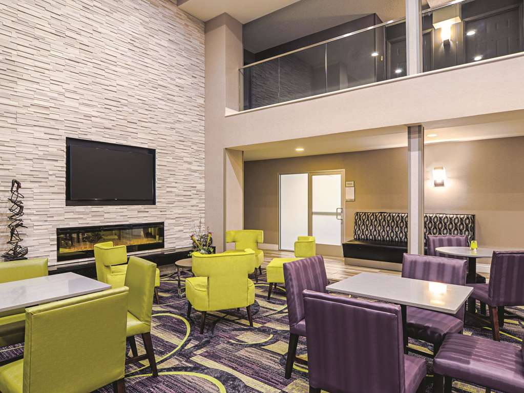 La Quinta Inn & Suites by Wyndham Denver Airport DIA - photo 8