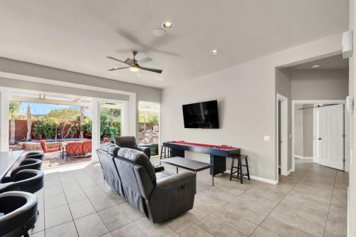 Lux 3BR Oasis Near Strip with Heated Pool and Jacuzzi