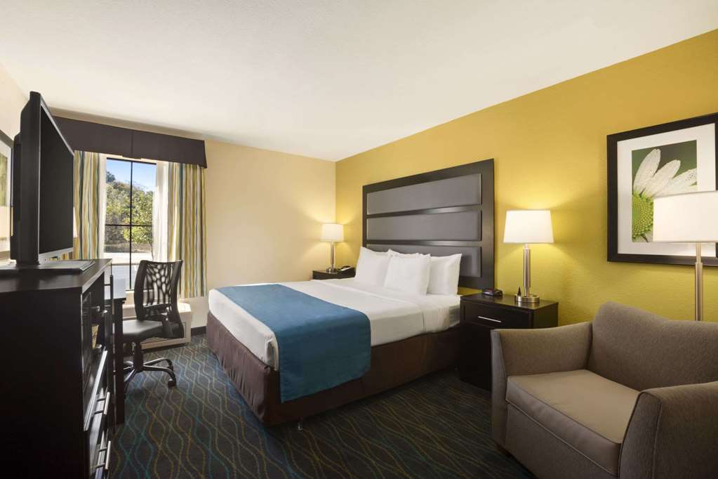 Days Inn & Suites by Wyndham Commerce - photo 8