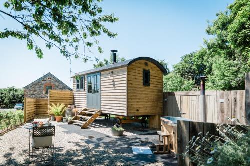 Boutique Cornish Shepherd’s Hut with Hot Tub in Launceston, United Kingdom