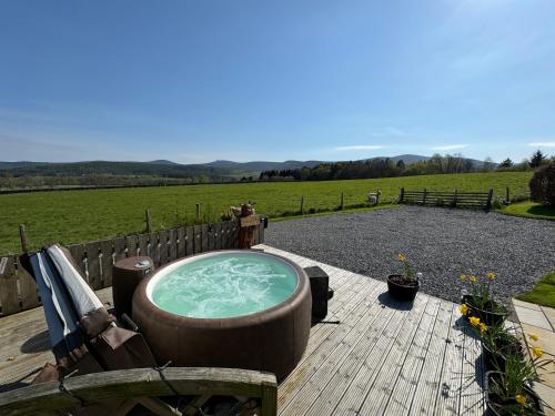 Drumhead Cottage Finzean Banchory Aberdeenshire Self Catering with Hot Tub — 4-Star Luxury Hotel in Banchory, United Kingdom