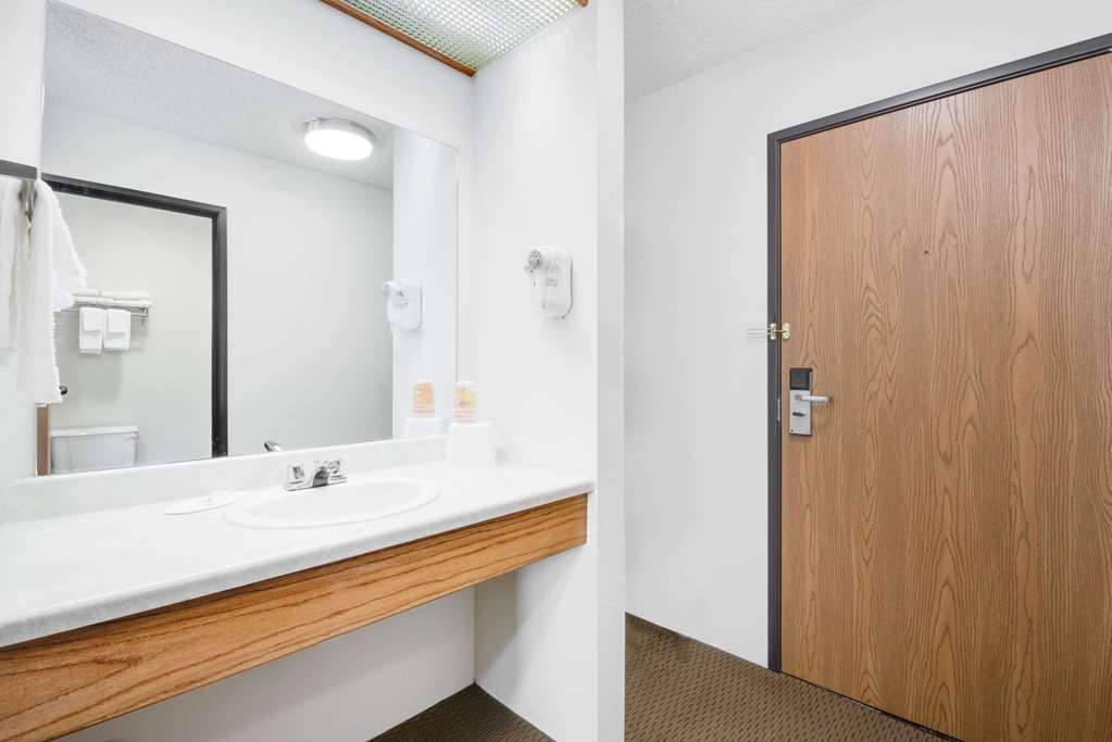 Days Inn by Wyndham Sturgis - photo 5