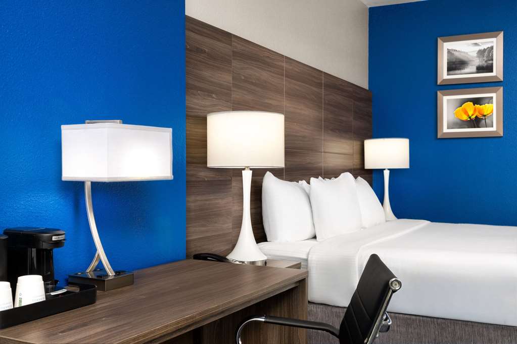 La Quinta Inn & Suites by Wyndham Denton University Drive - photo 14