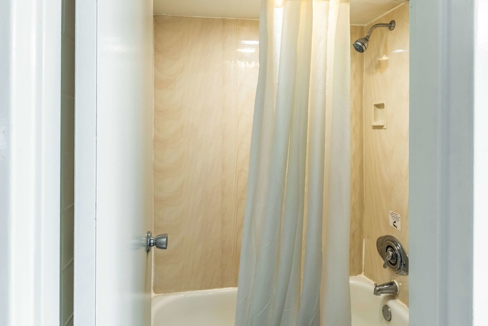 Econo Lodge - photo 22
