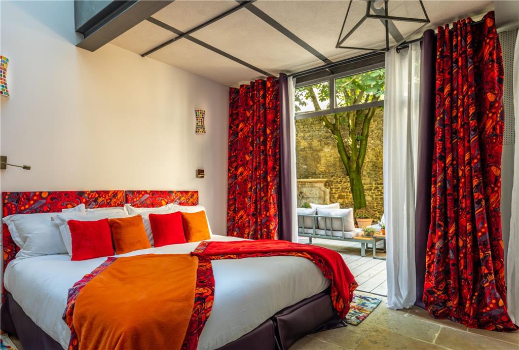 Le Clos Violette D'Aglaé — 4-Star Luxury Hotel in L'isle-Sur-La-Sorgue, France