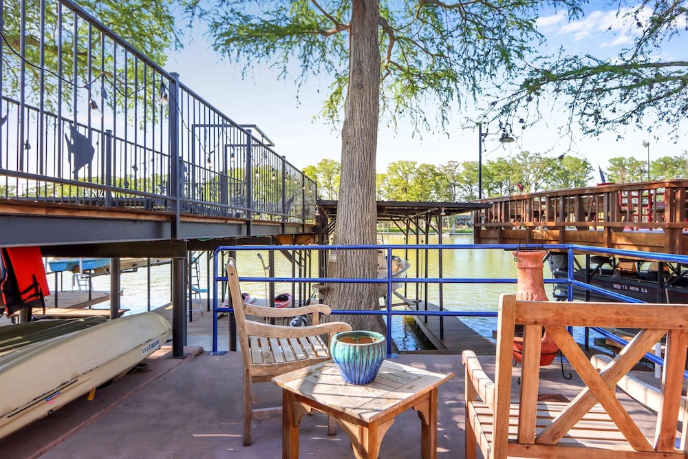 Amazing Lakefront Escape A Stunner For Sleeps 14 — New Braunfels
