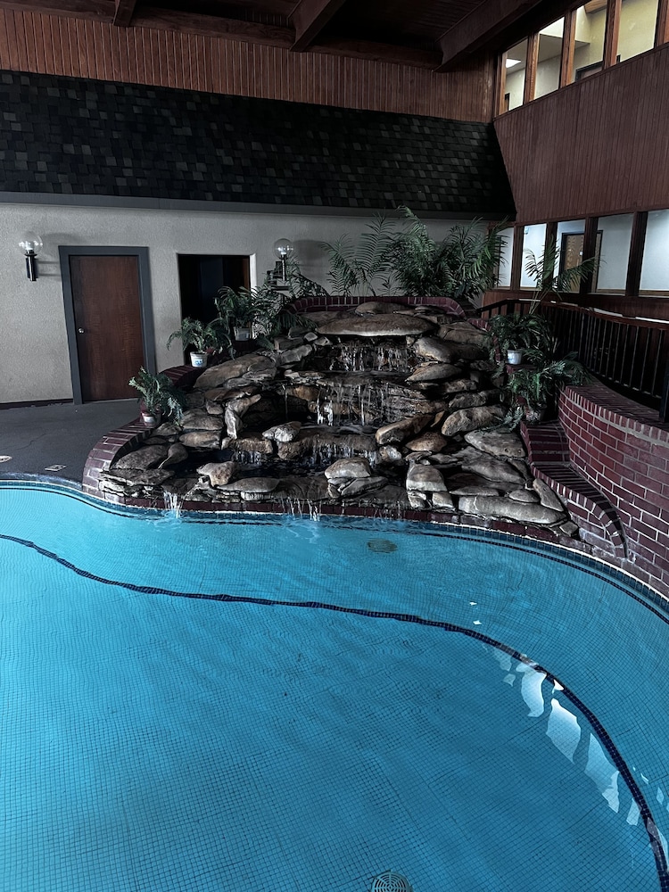 Apple Tree Inn and Suites - photo 17