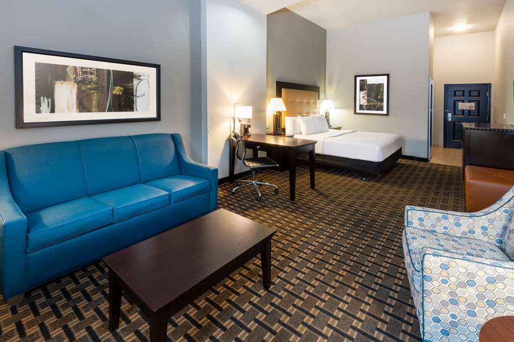 La Quinta Inn & Suites by Wyndham Mt. Pleasant - photo 30