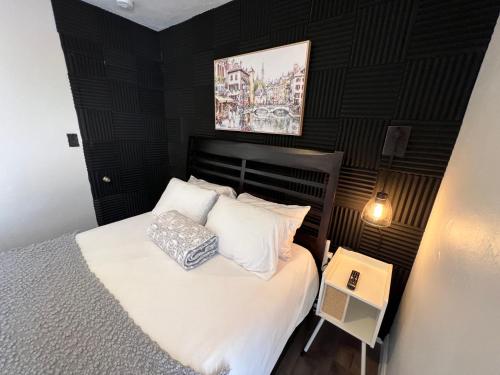 Pura Vida Private Access Room Bathroom — West Palm Beach