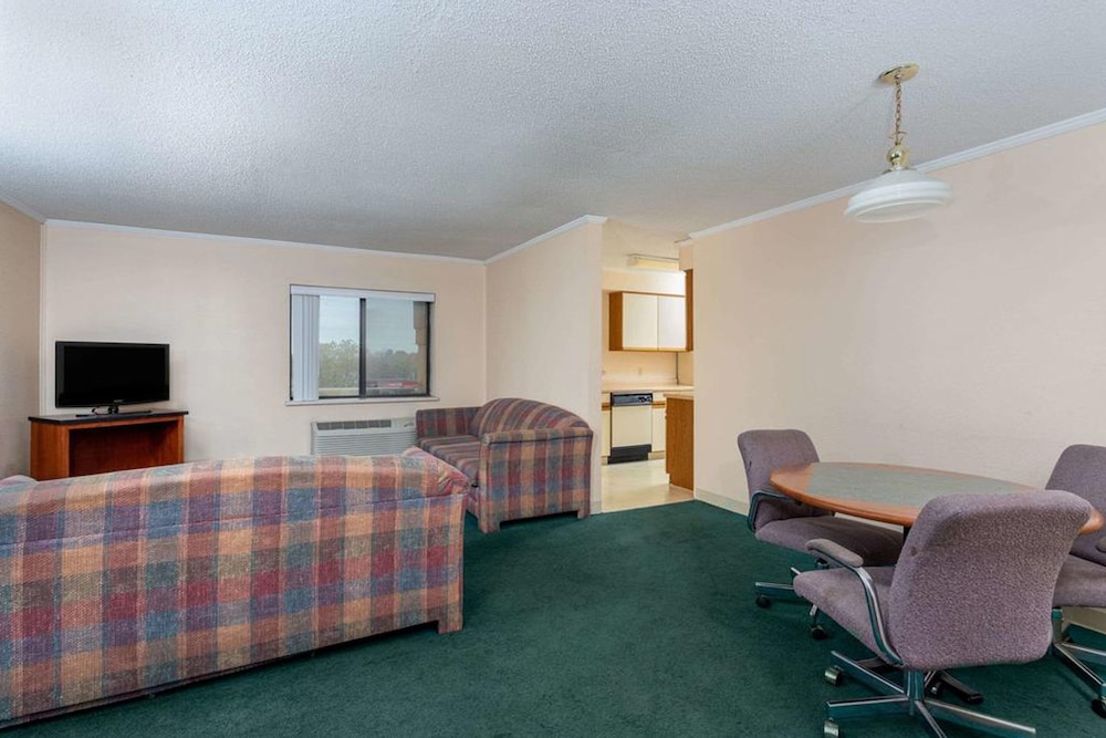 Norwood Inn & Suites by BlissPoint Post Rd Indianapolis - photo 32