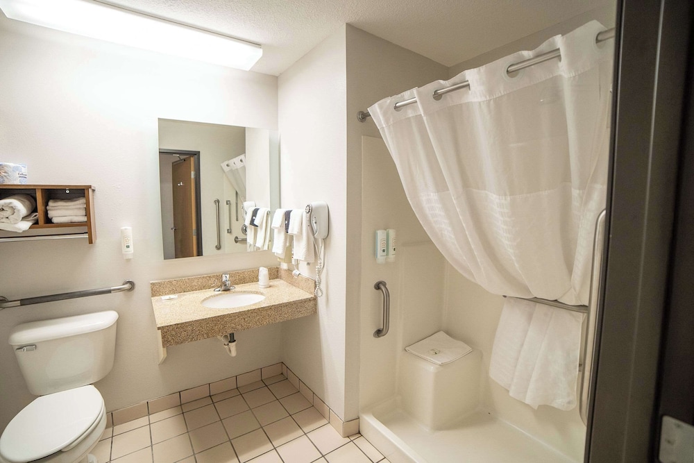 Quality Inn & Suites Watertown near Prairie Lakes Ice Arena - photo 6