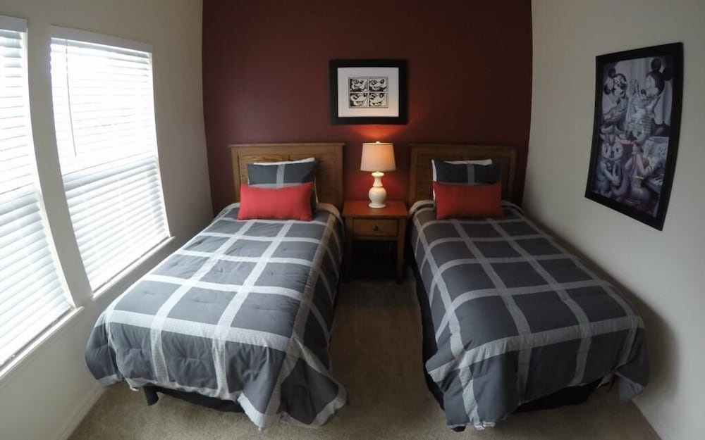 Lucaya 4 Bedrooms 4 Baths Townhome Spacious Living Room - photo 6