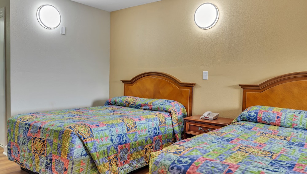 Studios and Suites 4 Less Emporia - photo 11