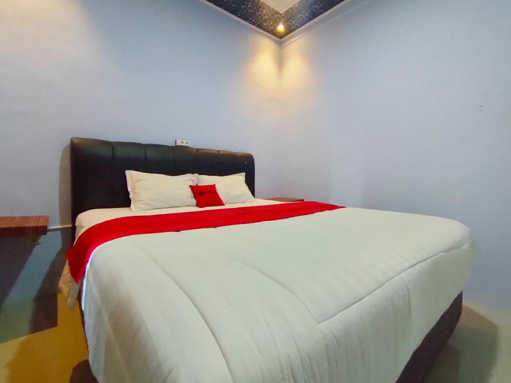 RedDoorz Syariah Near Stasiun Wates — 4-Star Luxury Hotel in Wates, Indonesia