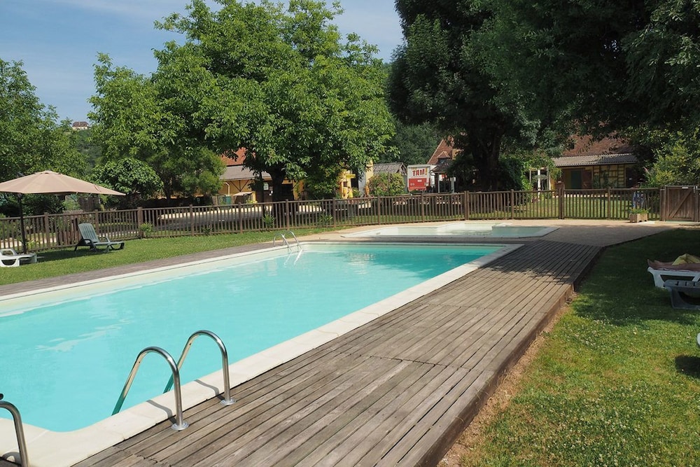 Camping La Ferme de Perdigat — 4-Star Luxury Hotel in Le Bugue, France