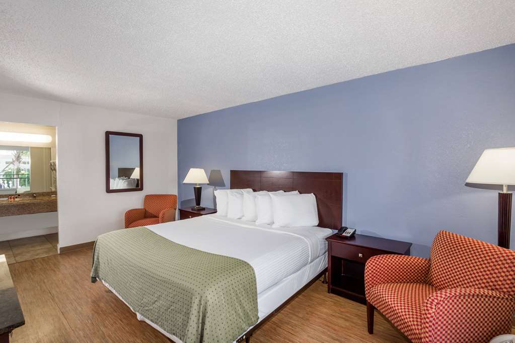 Days Inn by Wyndham St. Petersburg Tampa Bay Area - photo 5
