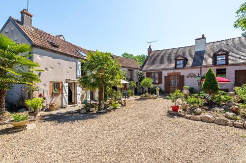 House With 2 Bedrooms in Mer With Enclosed Garden and Wifi — 4-Star Luxury Hotel in Mer, France