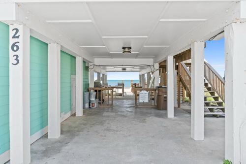 Runaway Gem - carbon neutral hotel in Unknown City