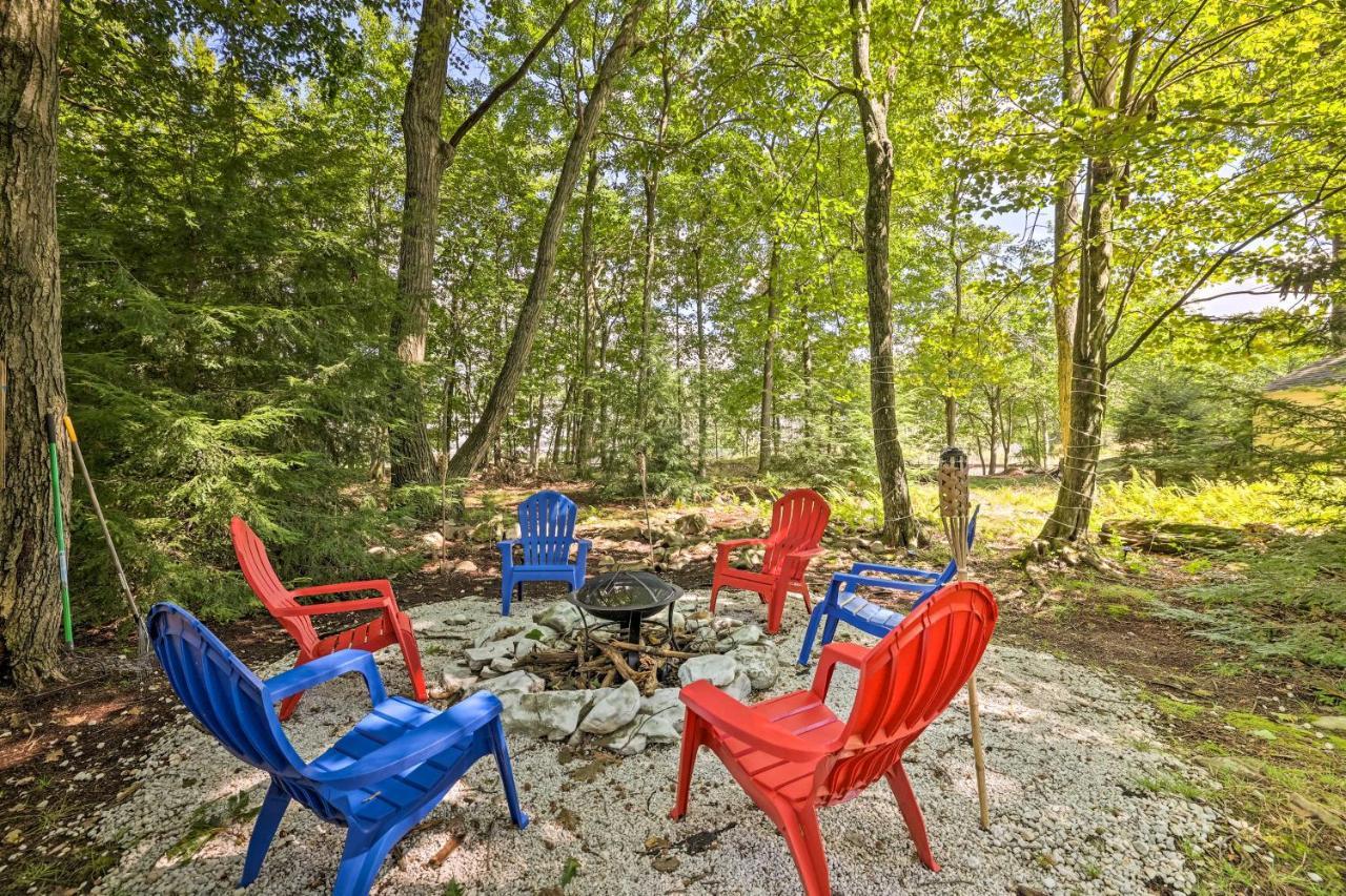 Walk To Lake Game Room Getaway in Pocono Summit — hotel in Mount Pocono