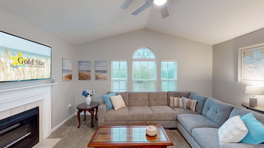Charming 2BR Condo w Private Balcony in Gulf Shores Pool Hot Tub — 4-Star Luxury Hotel in Gulf Shores, United States