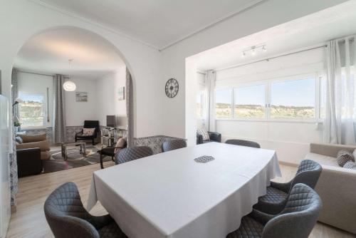 2BR Apartment near Costa da Caparica Beach By Airnest — 4-Star Luxury Hotel in Charneca, Portugal