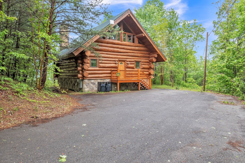 Royal Views Private Mountain Top Cabin 2 Bedroom Cabin by Heavenly Views Resort - featured photo