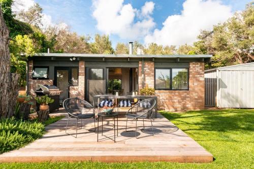 Beach cottage 4 mins to sea with spacious garden — 4-Star Luxury Hotel in Tootgarook, Australia