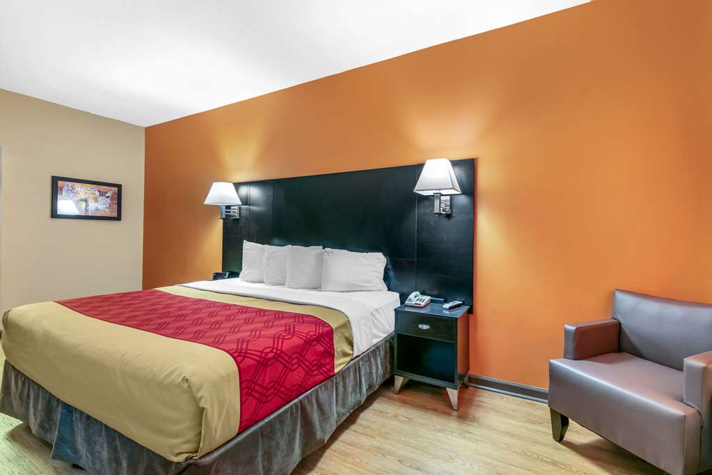 Econo Lodge Northport Tuscaloosa North - photo 11