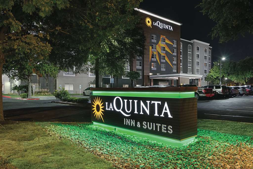 La Quinta Inn & Suites by Wyndham San Antonio Downtown - photo 3
